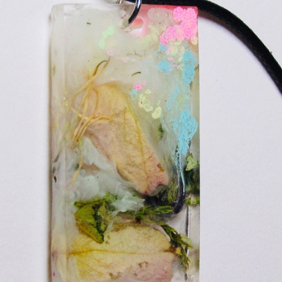 Rose petal resin pendant large bar with hole - Picture 3 of 16